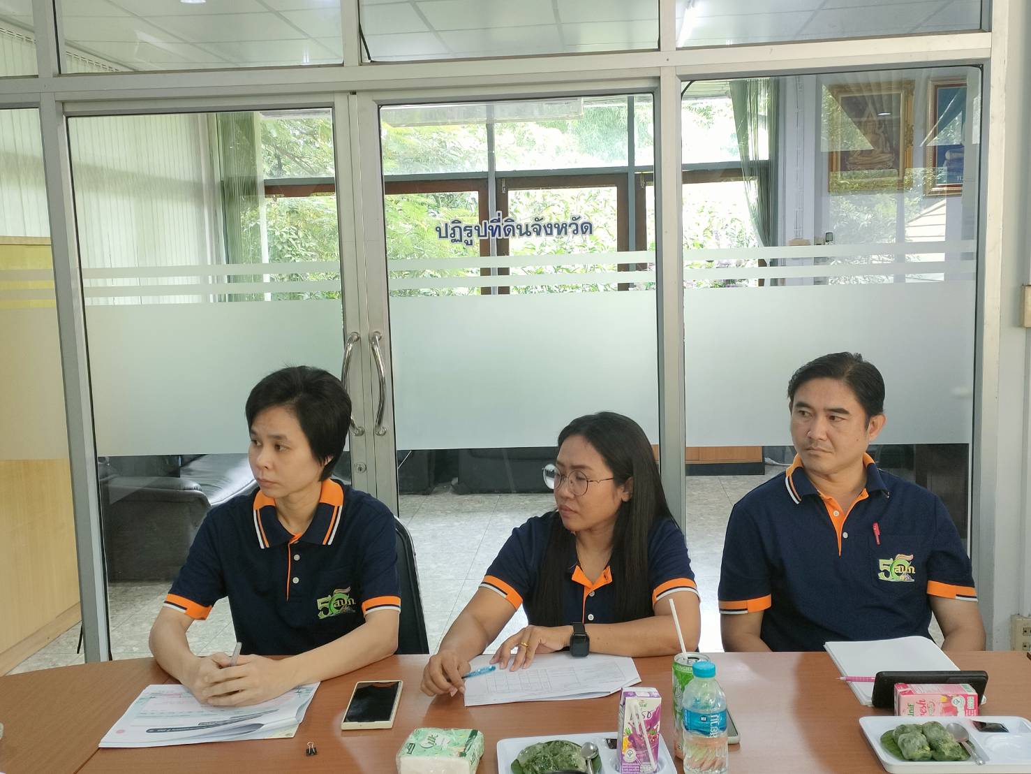 title - ผู้ตรวจราชการ ส.ป.ก. ประชุมตรวจติดตามความก้าวหน้าผลการดำเนินงานตามแผนการตรวจราชการของ ส.ป.ก. ประจำปีงบประมาณ พ.ศ. 2568 รอบที่ 2 เขตตรวจราชการที่ 2 จังหวัดปทุมธานี และลงพื้นที่ตรวจเยี่ยมเกษตรกรแปลงต้นแบบเกษตรกรรมยั่งยืน การทำเกษตรอินทรีย์ ในเขตปฏิรูปที่ดินจังหวัดปทุมธานี